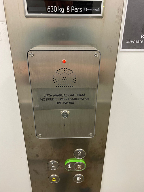 Neueste Unternehmensnachrichten über In lettischen Aufzügen sind Notruftelefone von J&R installiert