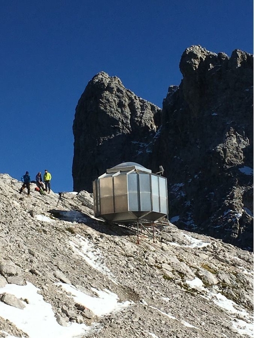 Neueste Unternehmensnachrichten über In den Alpen wurde ein Notfalltelefon von J&R installiert